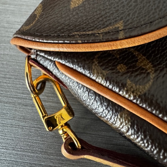 Louis Vuitton Classic Monogram Crossbody Bag - Picture 6 of 10